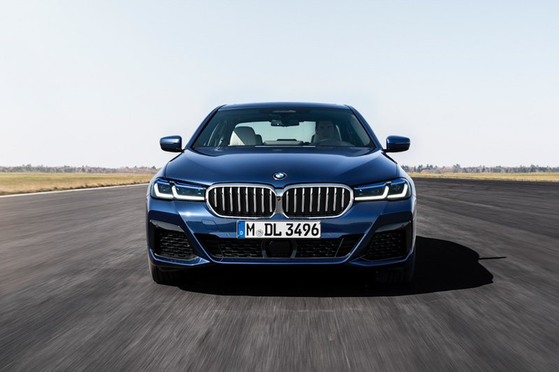 شركة “بي إم دبليو” تطرح سيارتها الجديدة “BMW SERIE 5”