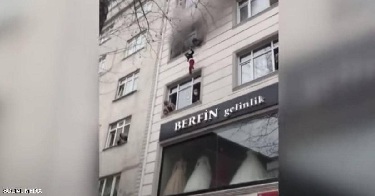 فيديو مؤلم.. أم تلقي أطفالها من النافذة لإنقاذهم من حريق