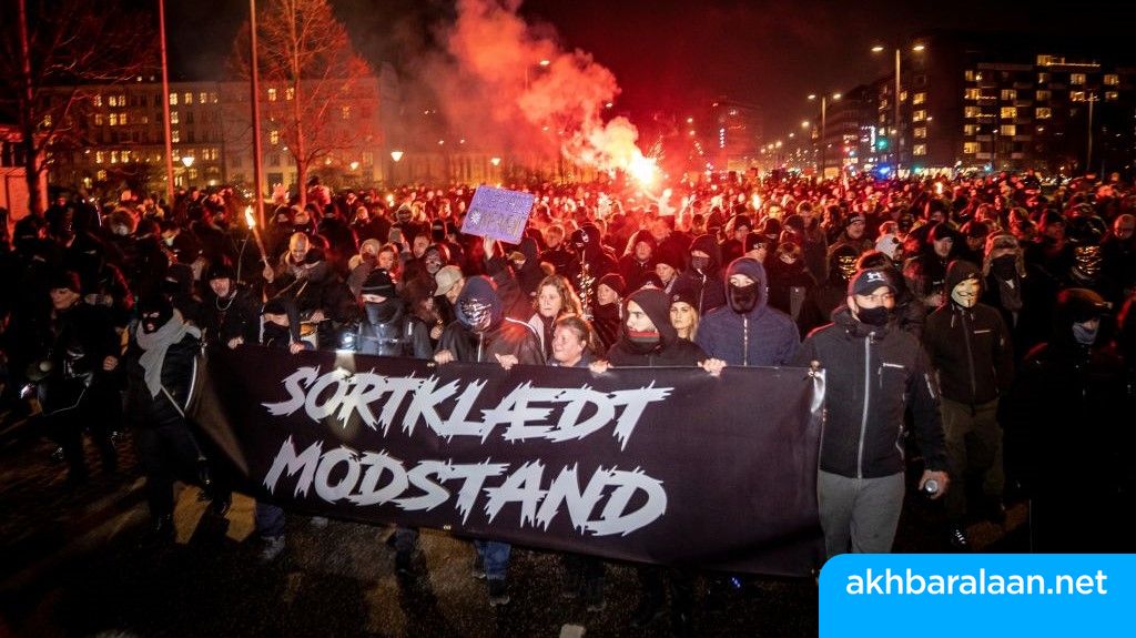 مئات المعارضين لتدابير التصدي لفيروس كورونا يتظاهرون في العاصمة الدنماركية