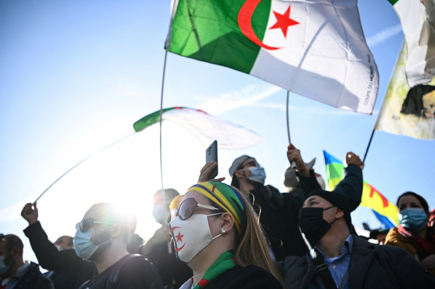 مسيرات حاشدة و احتجاجات مطالبة بتغيير نظام العسكر في العديد من المدن الجزائرية (فيديو)