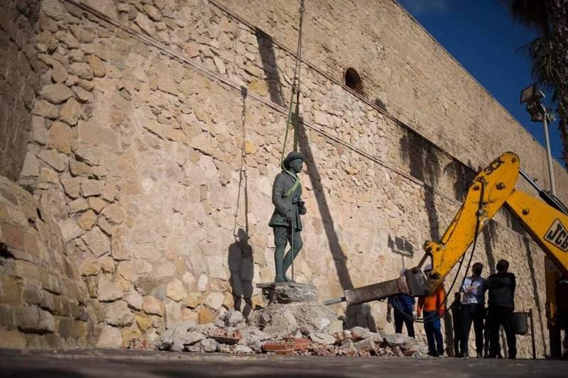 مليلية تزيل آخر تمثال للجنرال الإسباني “فرانكو”