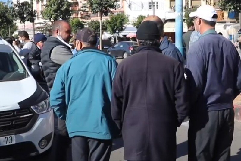 مهنيو الطاكسيات يحتجون أمام محطة “أولاد زيان”