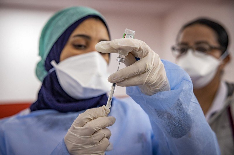 ‪التكلفة الاقتصادية للقاحات .. المغرب يراهن على التطعيم لتعويض الخسائر‬