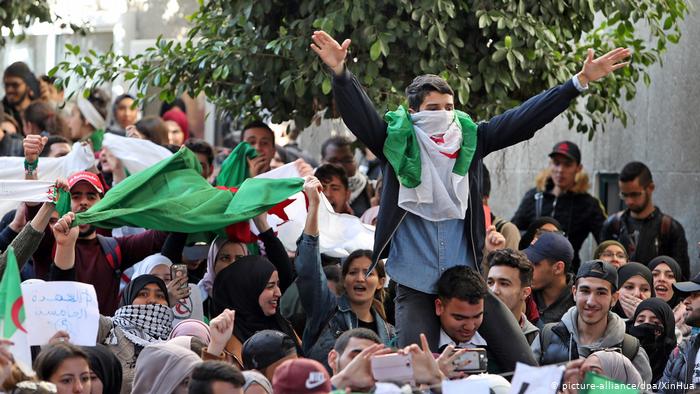 آلاف الطلبة بالجزائر يطالبون برحيل النظام وإقامة دولة مدنية