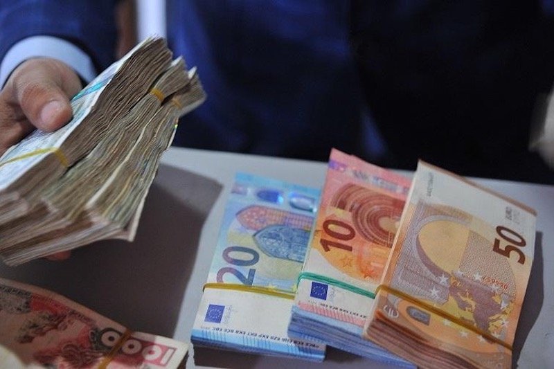 أزمة كورونا تدفع “شركات الصرف” في المغرب إلى خوض “أول إضراب”
