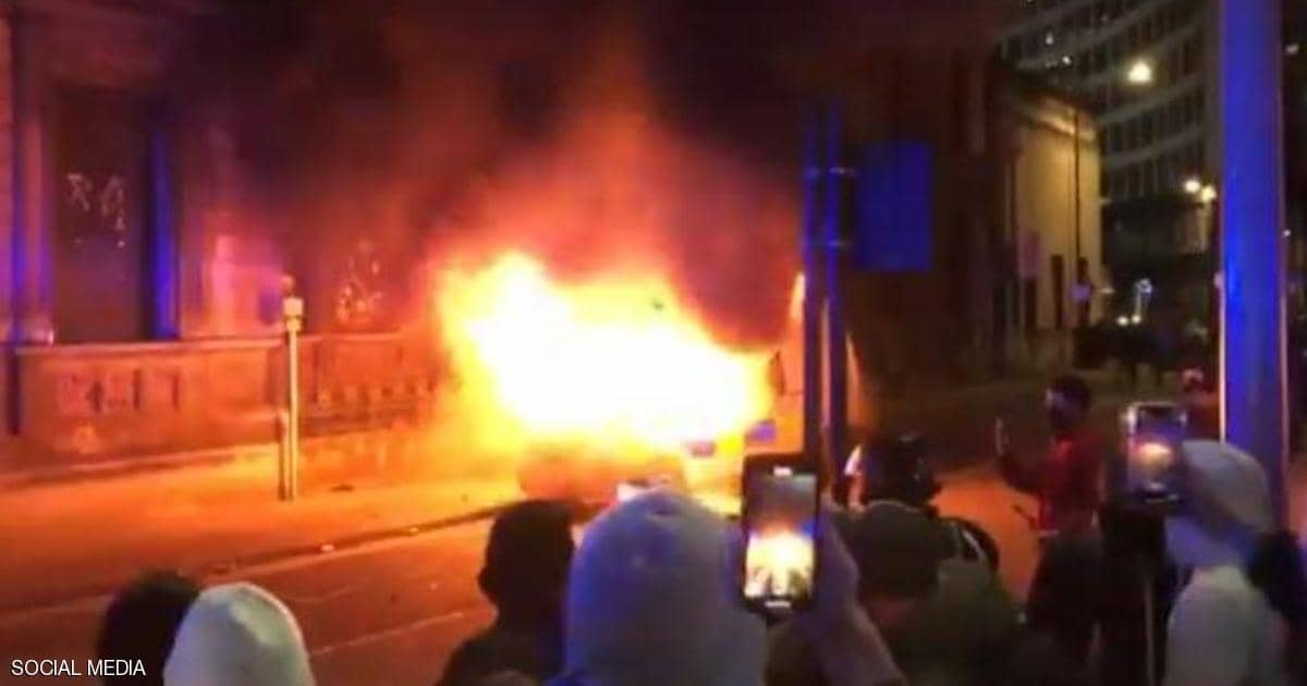 إحراق سيارات وإصابات.. محتجون يهاجم مركزا للشرطة في بريطانيا