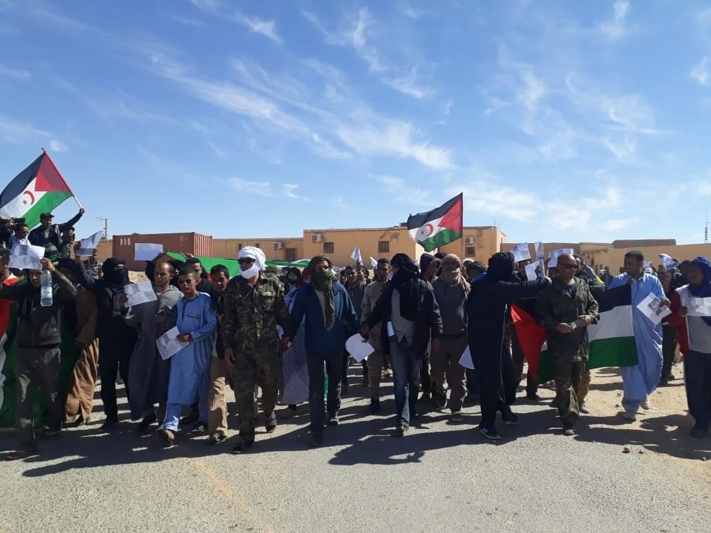 الاحتجاجات ضد قادة البوليساريو تسفر عن مقتل ناشط صحراوي على يد الجيش الجزائري