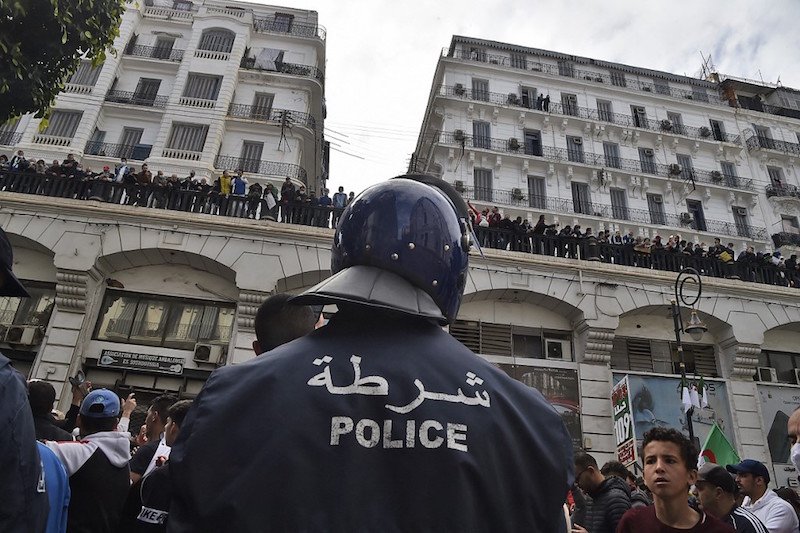 الجزائر تُصَرف أزمة الاحتجاجات بادعاء اندساس مغربي وسط المظاهرات