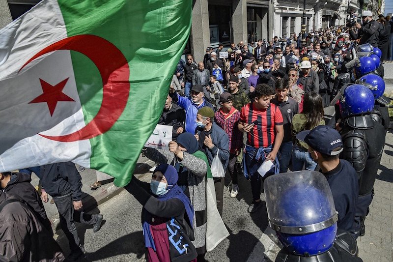 الجيش الجزائري يبرم صفقات تسلّح ضخمة لإخماد مطالب الحراك الشعبي