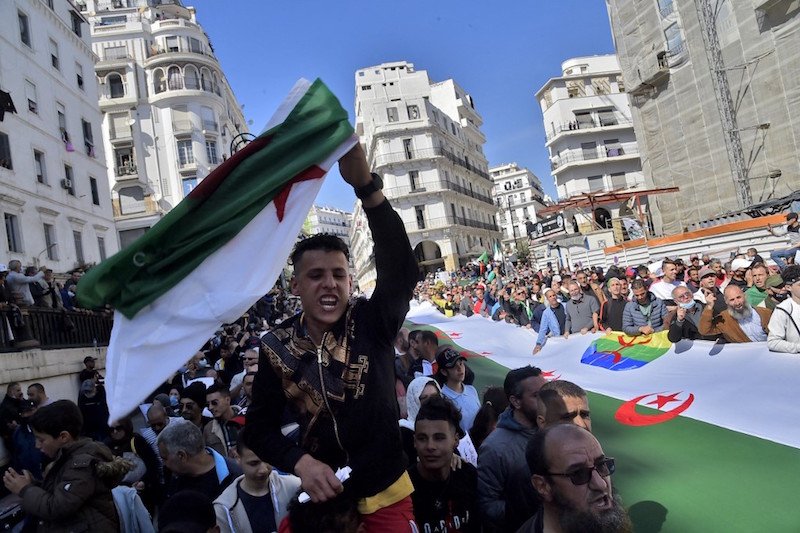 الشرطة تمنع مسيرة في وسط العاصمة الجزائرية