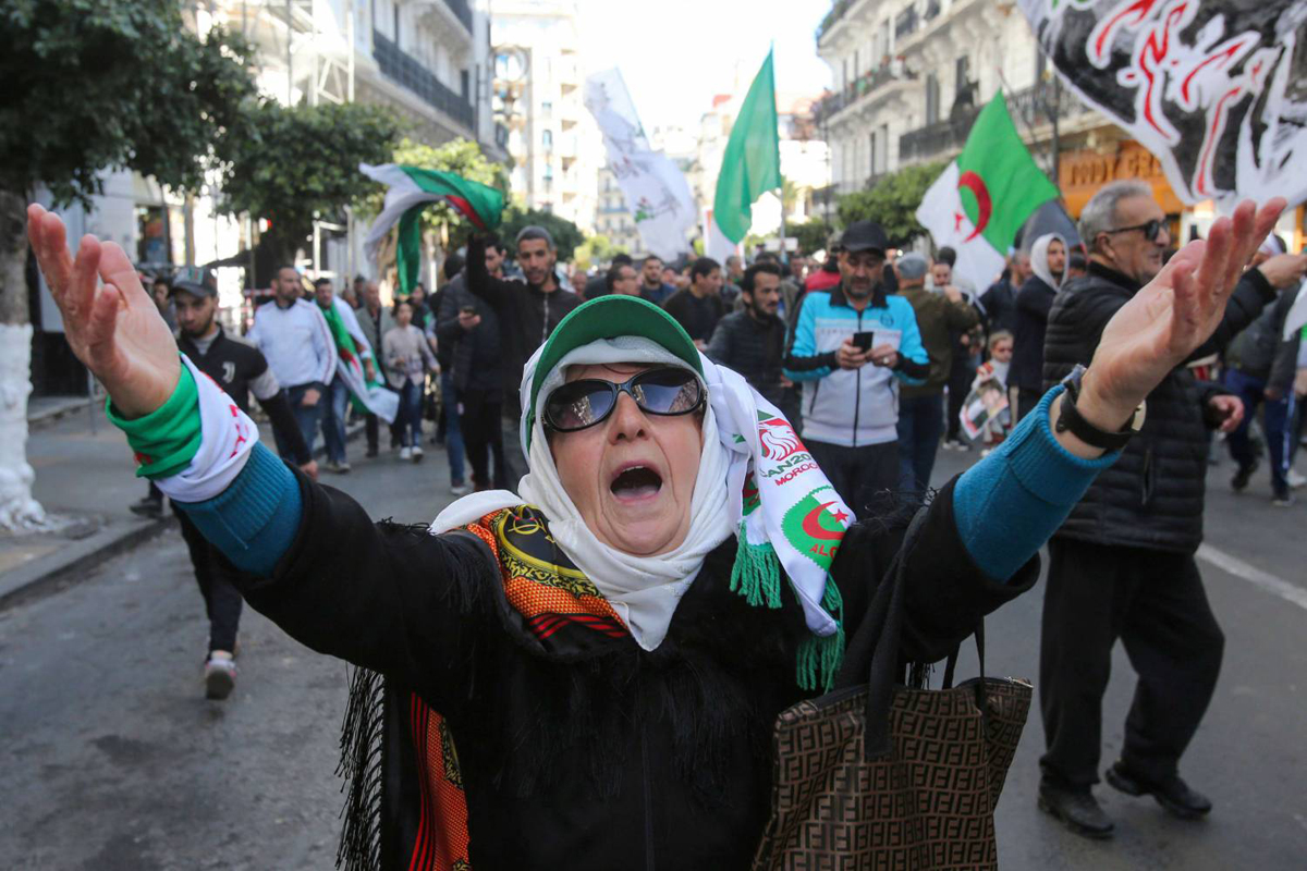 الشعب الجزائري يواصل حراكه الشعبي للمطالبة بتغيير جدري للنظام