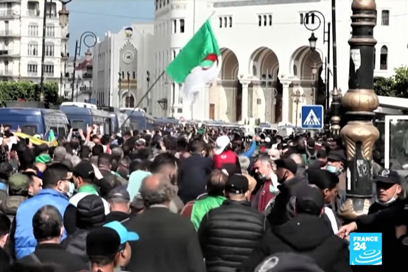 النظام الجزائري يهدد “فرانس 24” بسبب الحراك