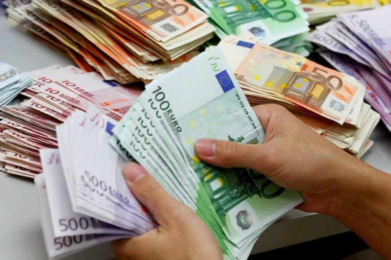 بنك المغرب يتوقع ارتفاع تحويلات الجالية إلى أكثر من 71 مليار درهم