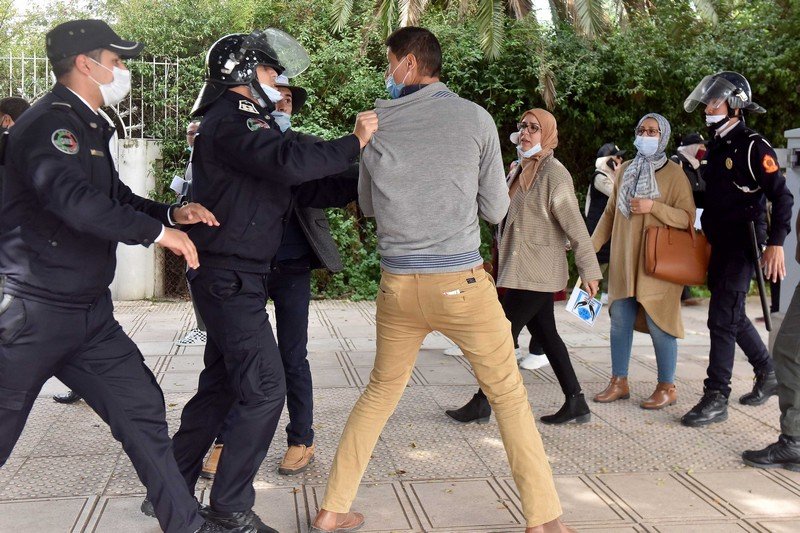 تحقيق يطال عنف شخص بزي مدني ضد محتجين