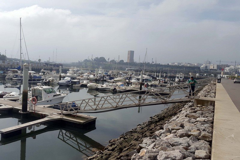 تفاقم تلوث وادي أبي رقراق يصل إلى الميناء الترفيهي “مارينا” بسلا