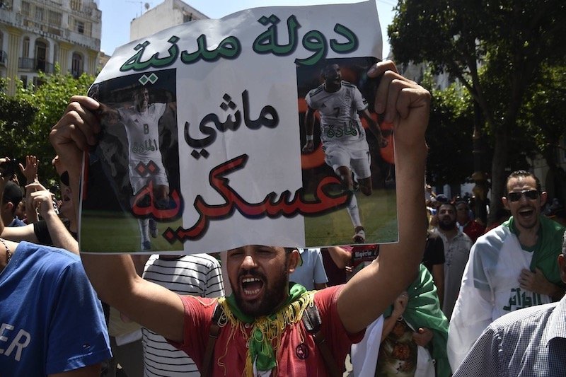 تنظيم “قاعدة الجهاد” يتهم “عصابة العسكر” بمحاولة عرقلة الحراك بالجزائر