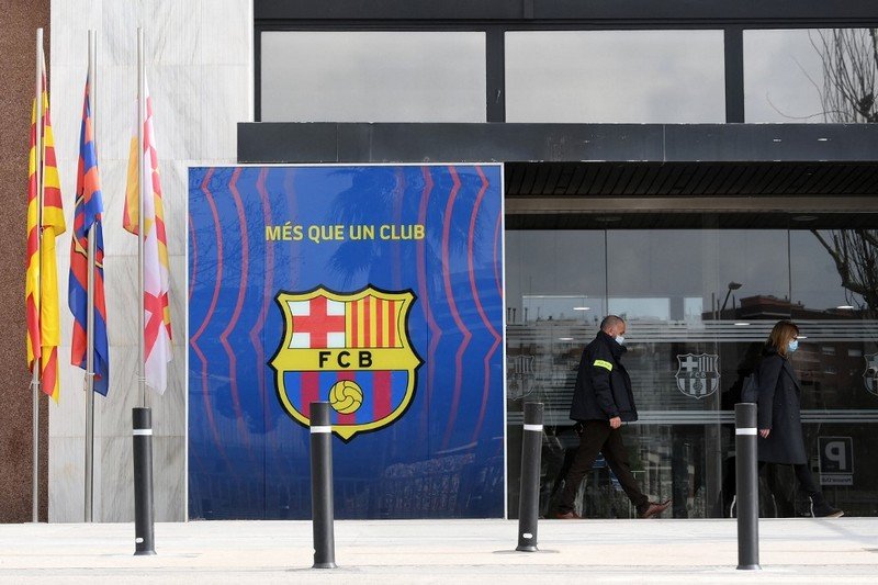 توقيفات عقب تفتيش الشرطة مقر نادي برشلونة