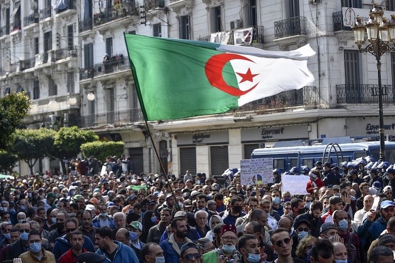 حناجر آلاف الغاضبين في الجزائر تصدح بشعارات “أكلتم البلد أيها اللصوص”