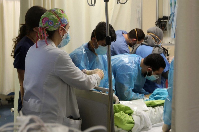 دوامة من الأزمات المتلاحقة تدفع أطباء وممرضين إلى مغادرة لبنان