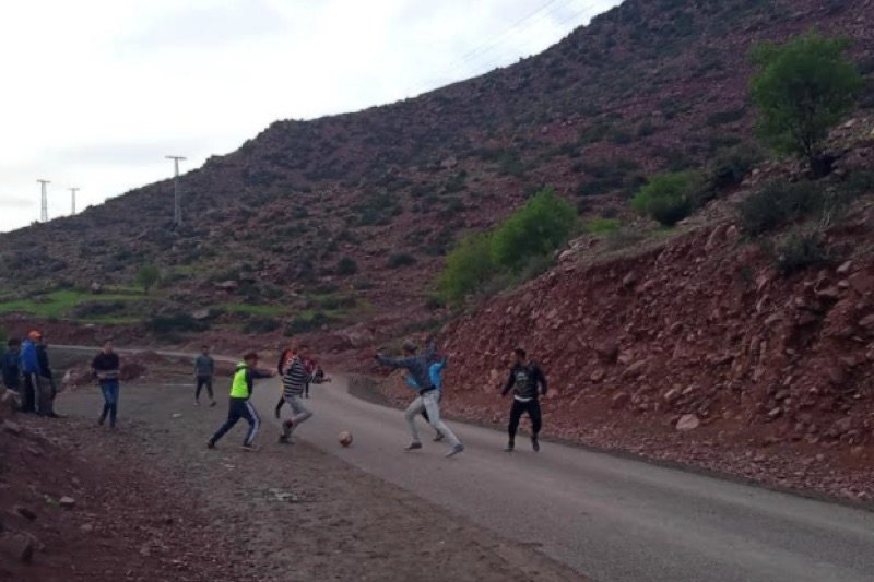 شباب آيت أومديس يطالبون بملعب لكرة القدم
