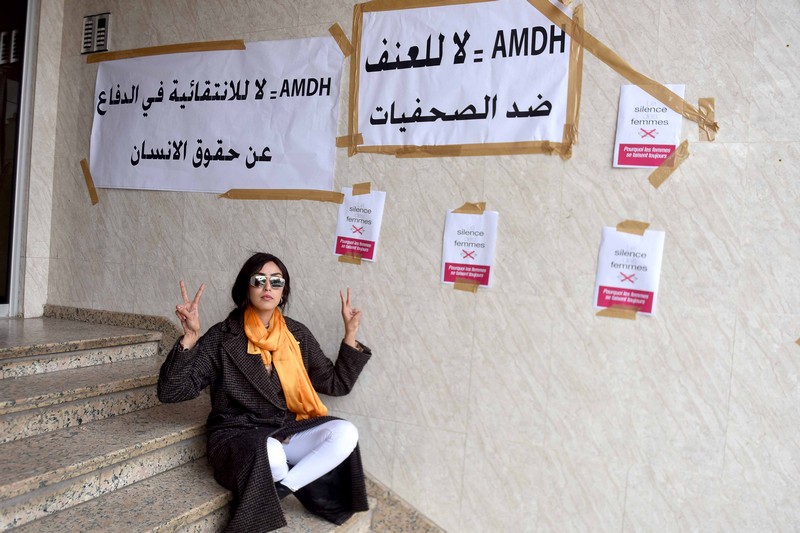 صحافية تشكو “الاغتصاب الحقوقي” أمام مقر الجمعية المغربية لحقوق الإنسان