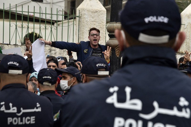 طلبة الجزائر يعاودون الاحتجاج رغم منع المسيرات
