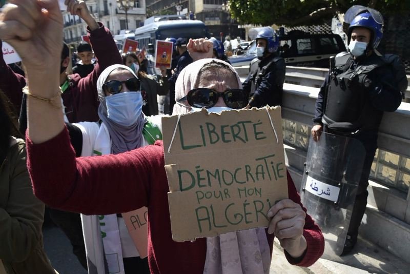 عشرات المثقفين الجزائريين يؤيدون الحراك ضد النظام