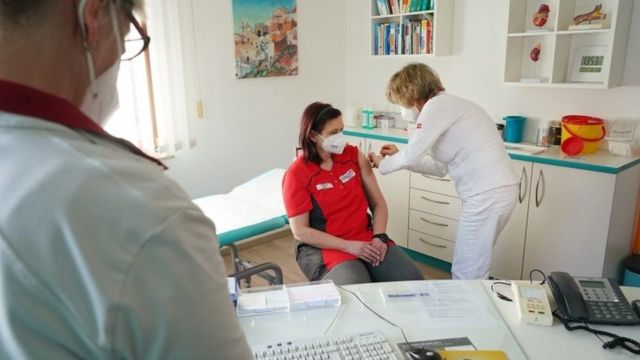 لقاح أسترازينيكا: اانقسام أوروبي حول استخدام اللقاح وترقب لنتائج التحقيقات مع استمرار تفشي وباء كورونا