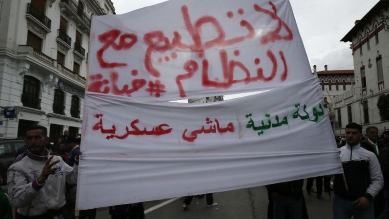 مظاهرات قوية في الجزائر .. الحراك يتجاهل الانتخابات المبكرة و يرد على العسكر