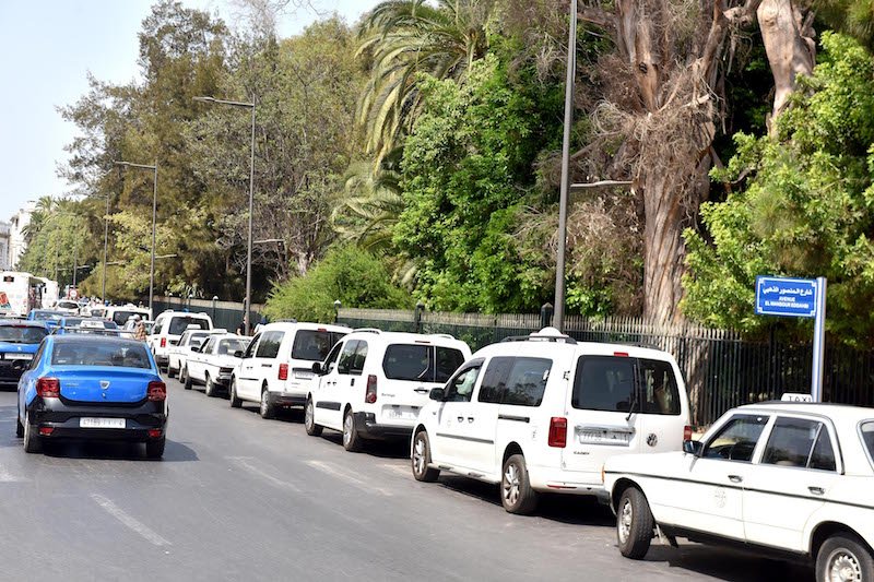 مهنيو سيارات الأجرة يطالبون”الداخلية” بوقف العمل بنظام المأذونيات