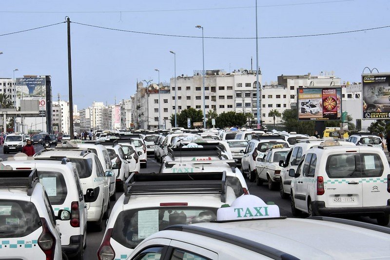 نقابات سيارات الأجرة تنتقد الانتقائية وتطالب بحذف نظام “الكريمات”