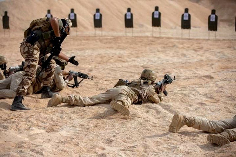 ‪مناورات عسكرية موريتانية تخنق تحركات البوليساريو بالمنطقة العازلة‬