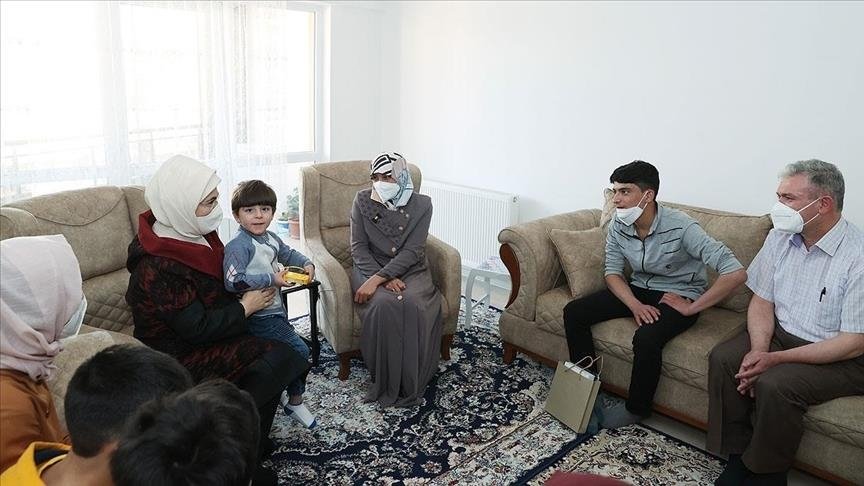 أمينة أردوغان تزور عائلة سورية في أنقرة (صور)