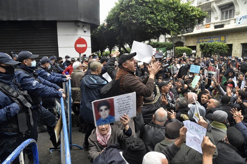 الجزائر تتهم أشخاصا بتلقي تمويل سفارة أجنبية