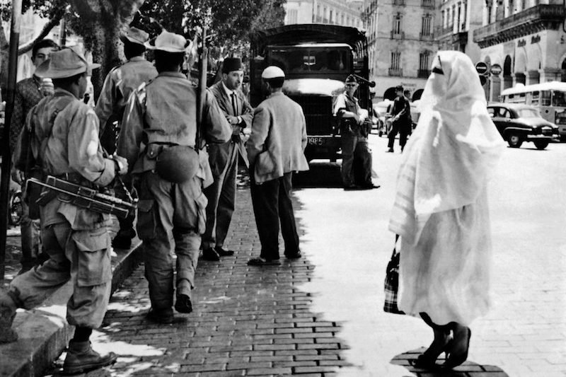 الجزائر تتهم فرنسا بنشر الأمية خلال فترة الاستعمار