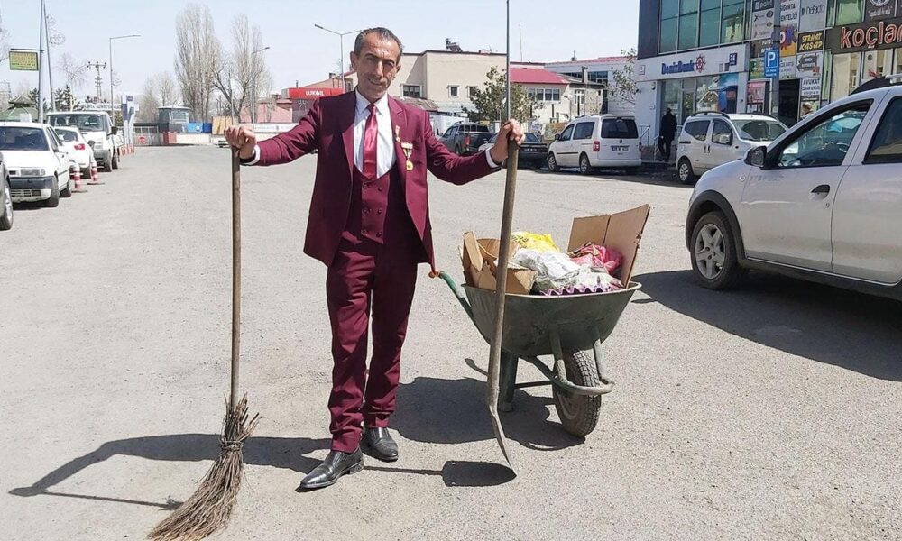 بالصور : عامل نظافة تركي لا يعمل بدون بدلة رسمية