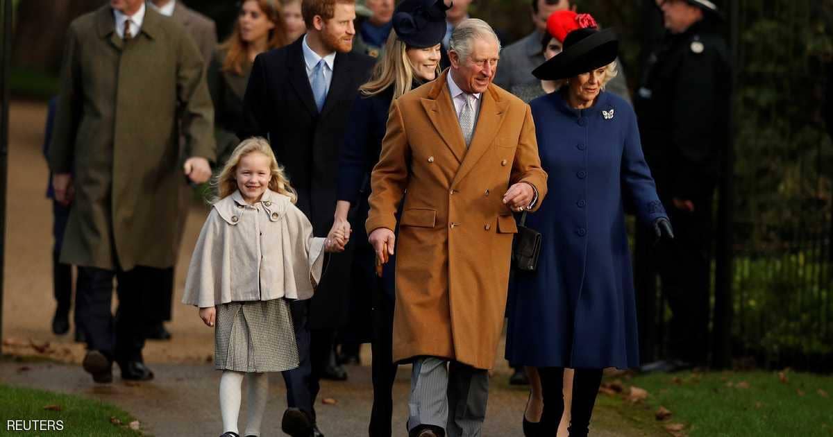 بريطانيا.. الملكة إليزابيث تتدخل لحل “أزمة ملابس الجنازة”