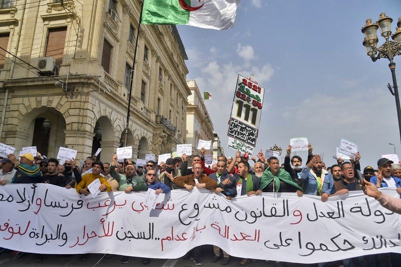 حشود بشرية بالجزائر تطلب استقلالية القضاء