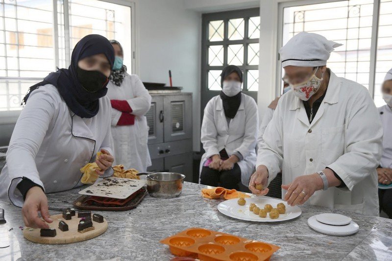 شابة مغربية تعتمد على الطبخ لتقوية قدرات النساء ومساعدة المحتاجين