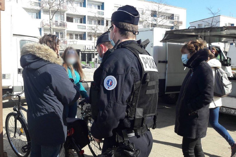 شرطة باريس تراقب الامتثال لـ”تدابير الجائحة”