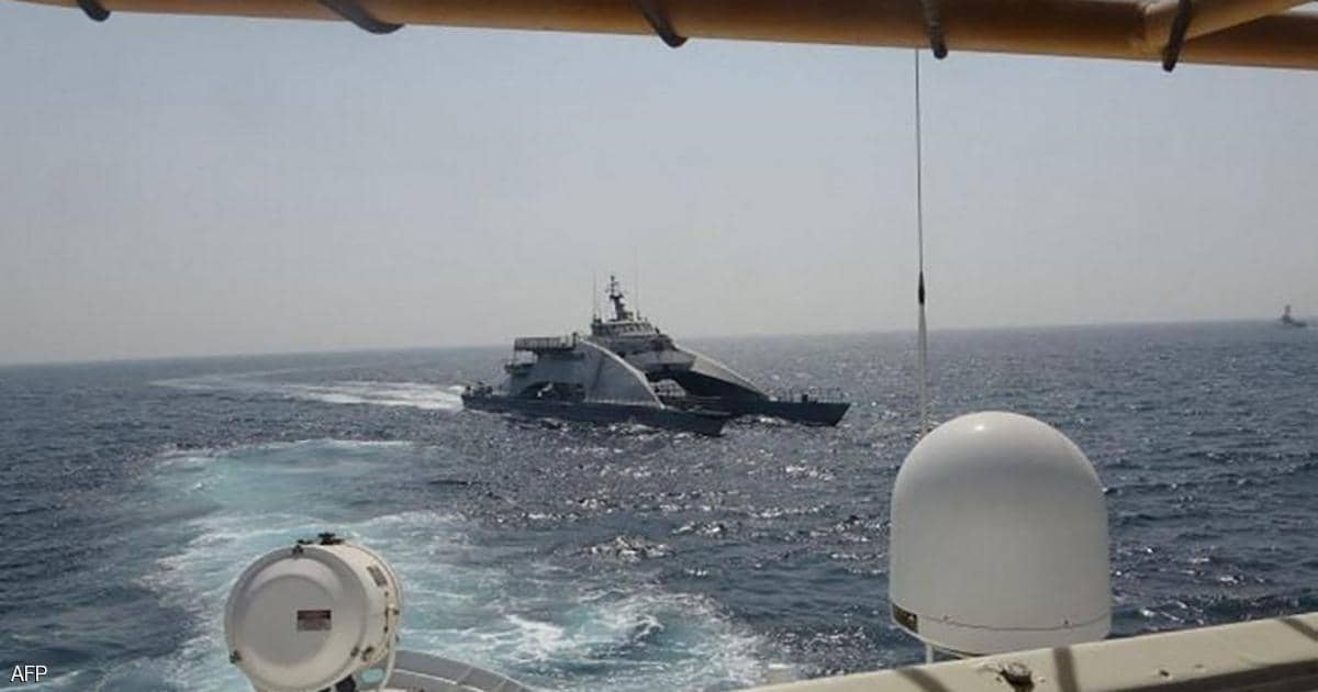 طلقات من سفينة عسكرية أميركية بعد اقتراب قوارب الحرس الثوري