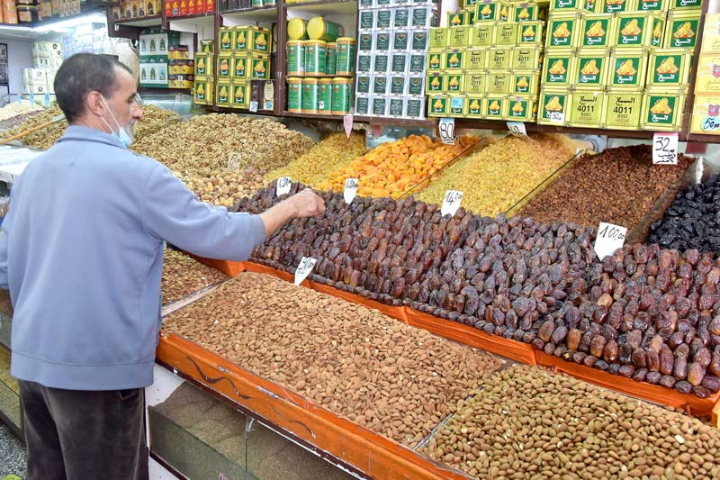 لجنة تطمئن المغاربة بوفرة المواد في الأسواق