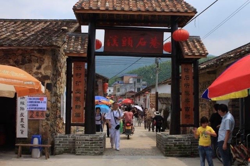 محاربة الفقر في جبال قرية “سيتوو” الصينية .. أفكار وحلول وطاقات