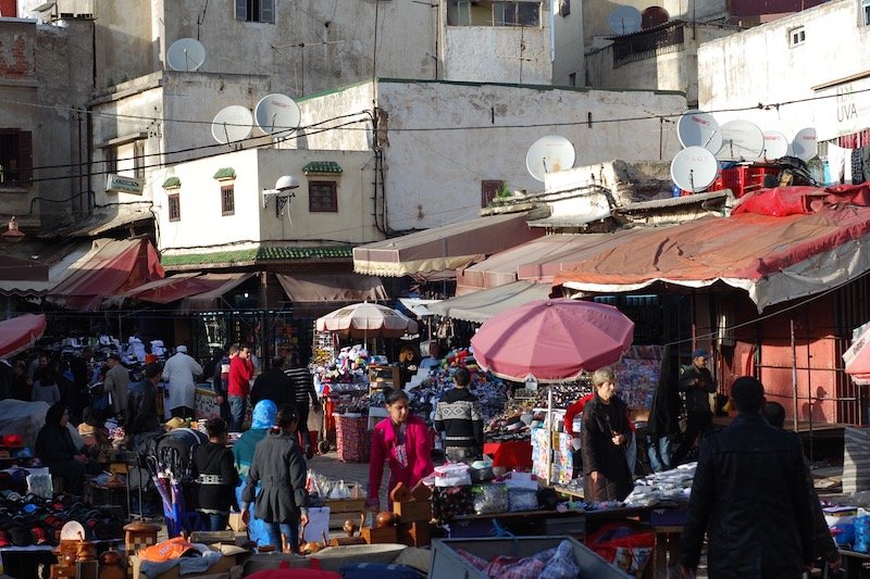 محالّ تجارية تشكو “فوضى الباعة المتجولين” في العاصمة الاقتصادية