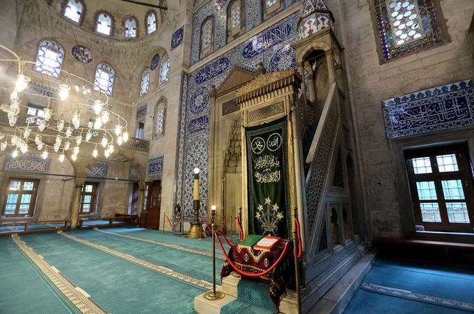 مسجد تركي يتزيّن بقطع من “الحجر الأسود”.. ما علاقة “القانوني”؟