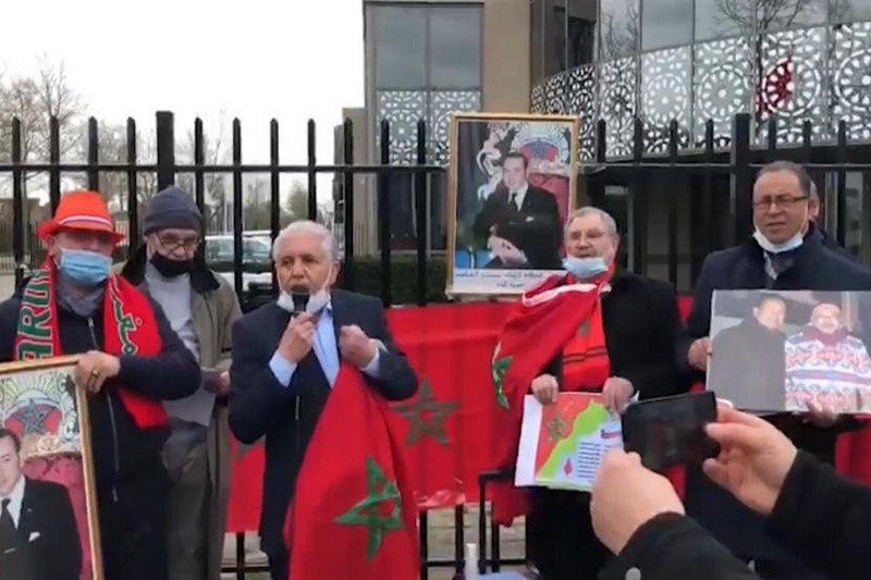 مغاربة يحتجون ضد تدنيس العلم الوطني بهولندا