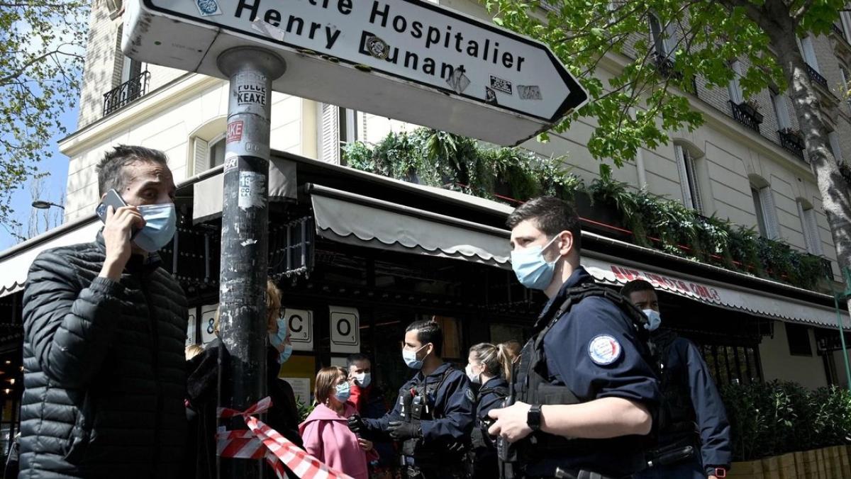 مقتل شخص و إصابة امرأة في عملية إطلاق نار أمام مستشفى في باريس