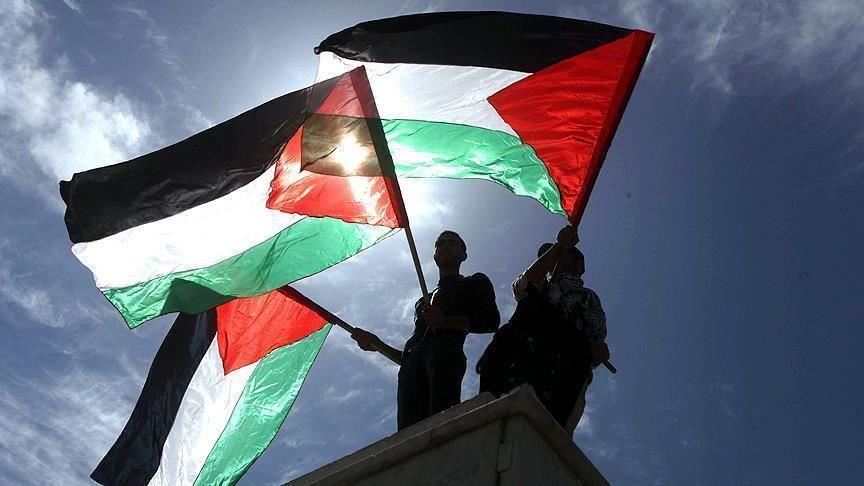 “احرق علم فلسطين واربح آيفون” تحدي يشعل مواقع التواصل الاجتماعي (شاهد)