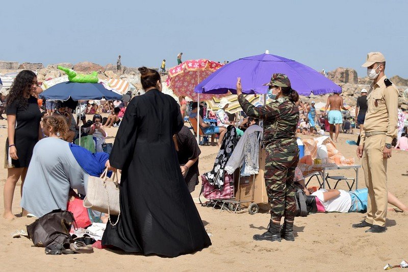 ارتفاع الحرارة يدفع المغاربة إلى الشواطئ والغابات