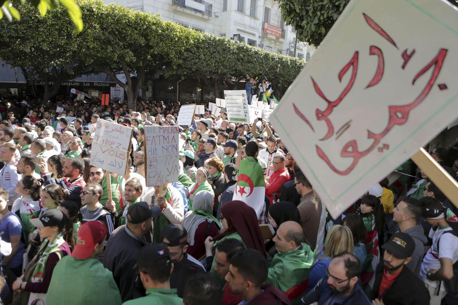 الجزائر : مطالب برحيل النظام و إرساء دولة مدنية وليس عسكرية